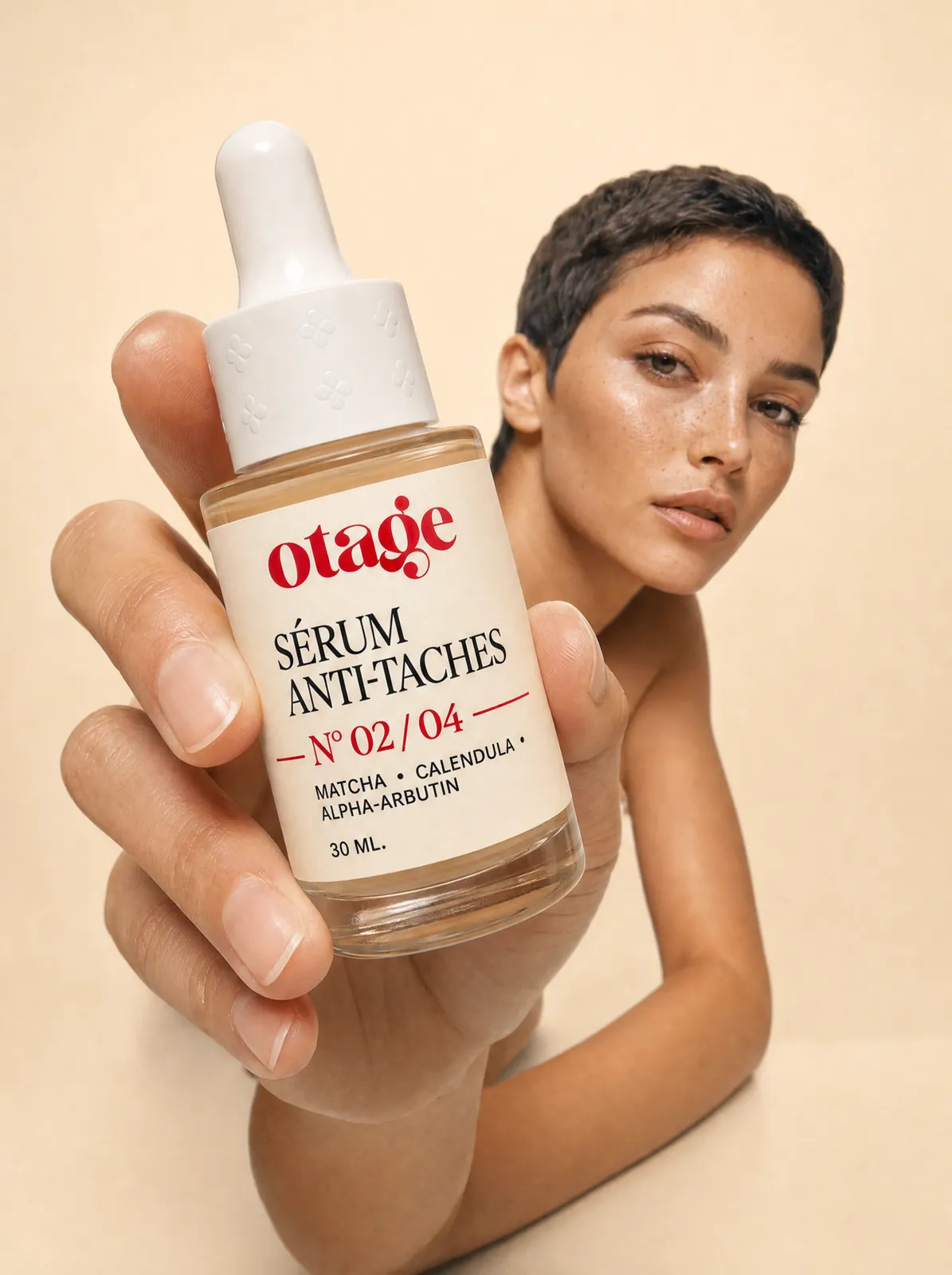 Une femme tend le sérum anti-taches