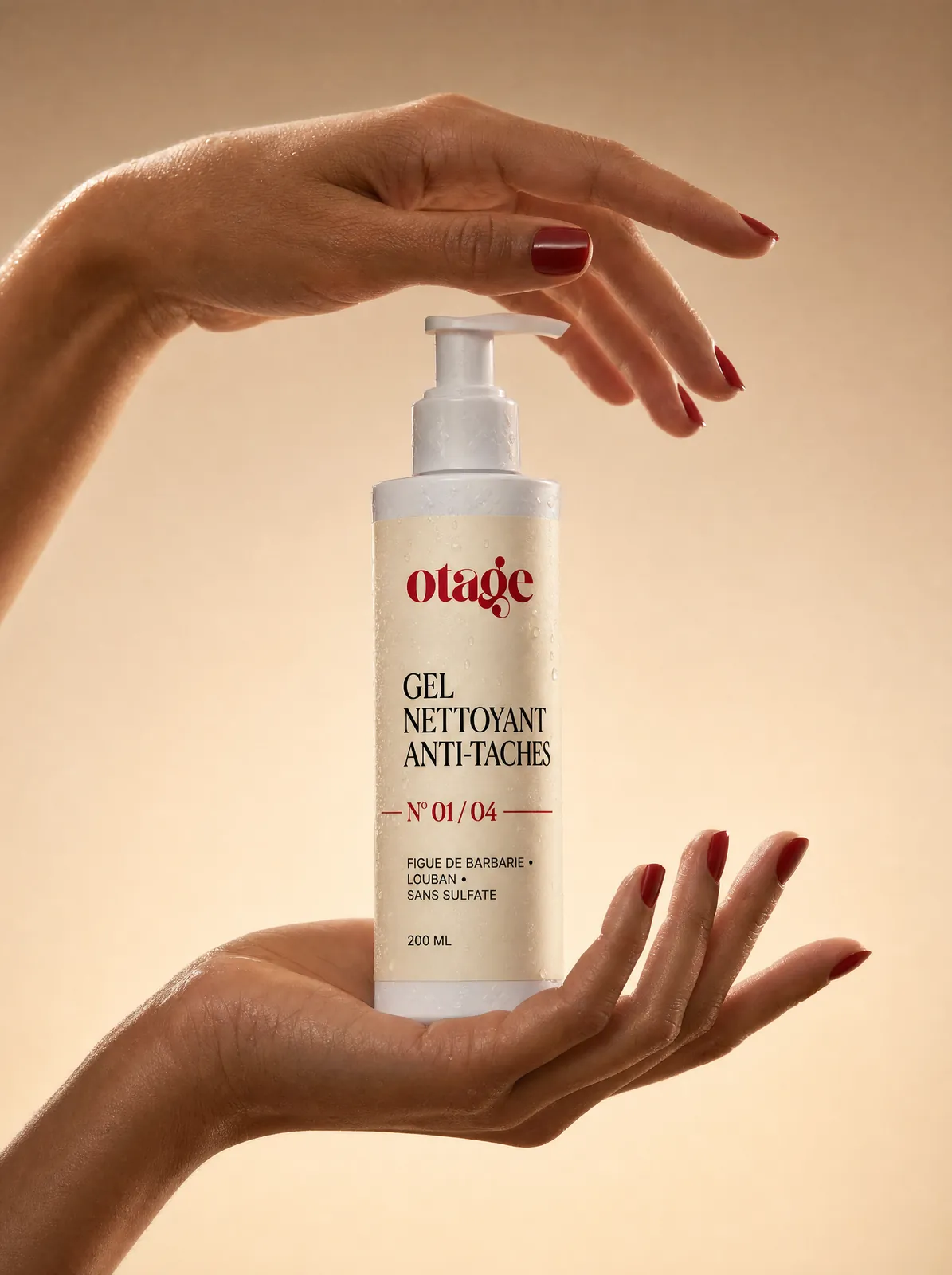 Le gel nettoyant tenu entre deux mains